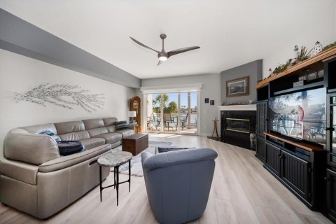 Townhouse in Treasure Island, Florida 3 bedrooms, 197.51 sq.m. № 1685085 - photo 20