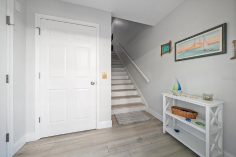 Townhouse in Treasure Island, Florida 3 bedrooms, 197.51 sq.m. № 1685085 - photo 13