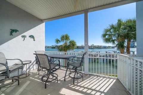 Townhouse in Treasure Island, Florida 3 bedrooms, 197.51 sq.m. № 1685085 - photo 24