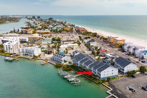 Townhouse in Treasure Island, Florida 3 bedrooms, 197.51 sq.m. № 1685085 - photo 1