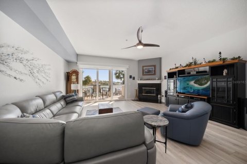 Townhouse in Treasure Island, Florida 3 bedrooms, 197.51 sq.m. № 1685085 - photo 22