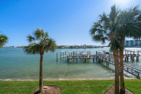 Townhouse in Treasure Island, Florida 3 bedrooms, 197.51 sq.m. № 1685085 - photo 27