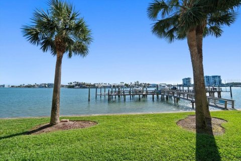 Townhouse in Treasure Island, Florida 3 bedrooms, 197.51 sq.m. № 1685085 - photo 8