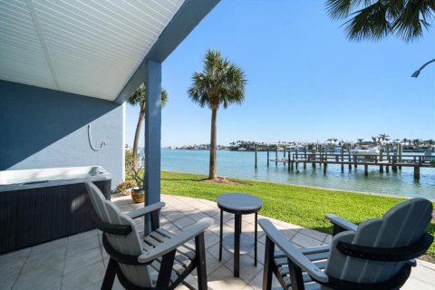 Townhouse in Treasure Island, Florida 3 bedrooms, 197.51 sq.m. № 1685085 - photo 5