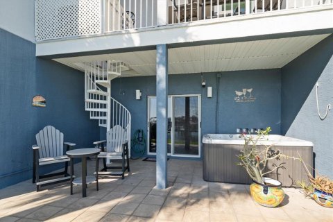 Townhouse in Treasure Island, Florida 3 bedrooms, 197.51 sq.m. № 1685085 - photo 3