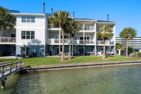Townhouse in Treasure Island, Florida 3 bedrooms, 197.51 sq.m. № 1685085 - photo 2
