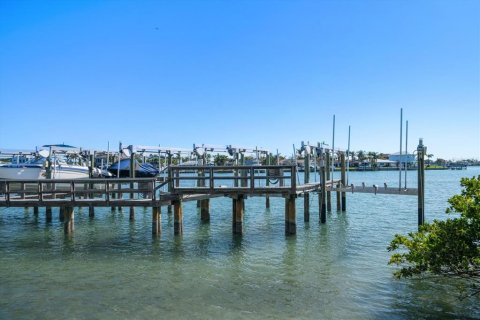 Townhouse in Treasure Island, Florida 3 bedrooms, 197.51 sq.m. № 1685085 - photo 9