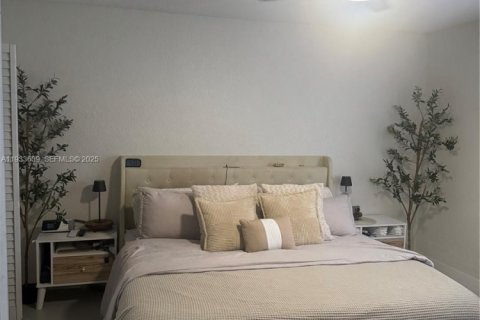 House in Miami, Florida 5 bedrooms, 188.78 sq.m. № 1991454 - photo 11