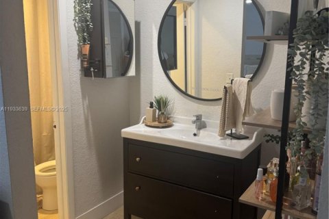 House in Miami, Florida 5 bedrooms, 188.78 sq.m. № 1991454 - photo 12