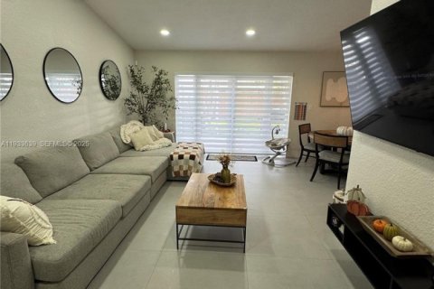 House in Miami, Florida 5 bedrooms, 188.78 sq.m. № 1991454 - photo 8