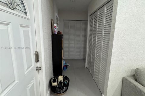 House in Miami, Florida 5 bedrooms, 188.78 sq.m. № 1991454 - photo 16