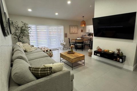 House in Miami, Florida 5 bedrooms, 188.78 sq.m. № 1991454 - photo 9