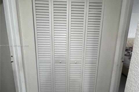 House in Miami, Florida 5 bedrooms, 188.78 sq.m. № 1991454 - photo 18