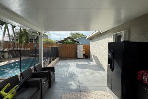 House in Miami, Florida 5 bedrooms, 188.78 sq.m. № 1991454 - photo 5