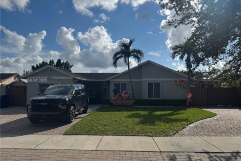 House in Miami, Florida 5 bedrooms, 188.78 sq.m. № 1991454 - photo 1