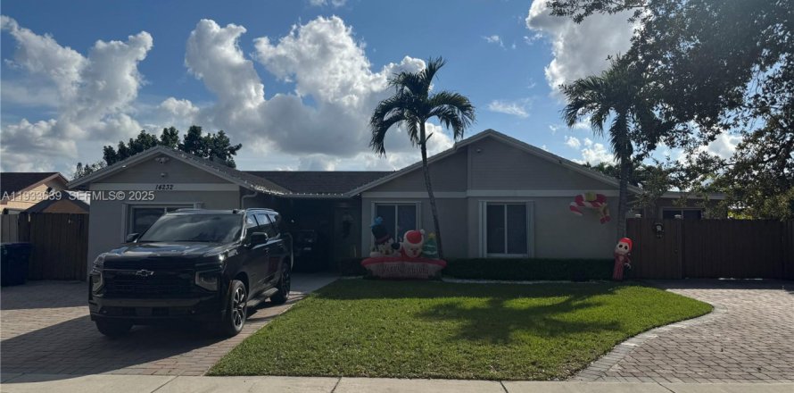 House in Miami, Florida 5 bedrooms, 188.78 sq.m. № 1991454