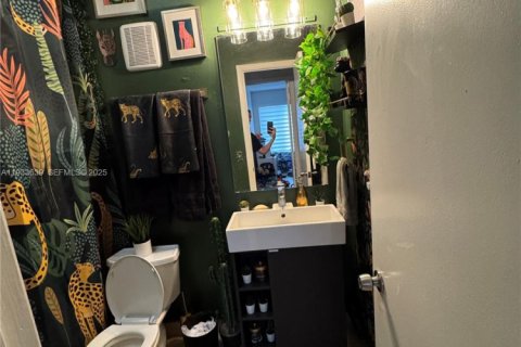 House in Miami, Florida 5 bedrooms, 188.78 sq.m. № 1991454 - photo 14