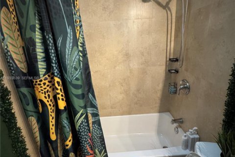 House in Miami, Florida 5 bedrooms, 188.78 sq.m. № 1991454 - photo 15