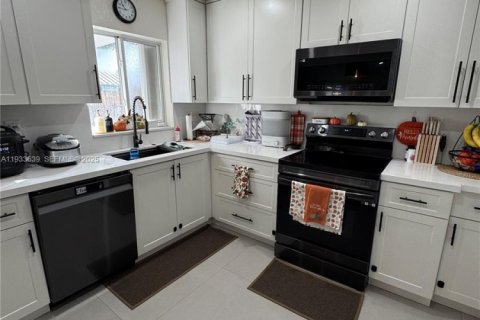 House in Miami, Florida 5 bedrooms, 188.78 sq.m. № 1991454 - photo 6