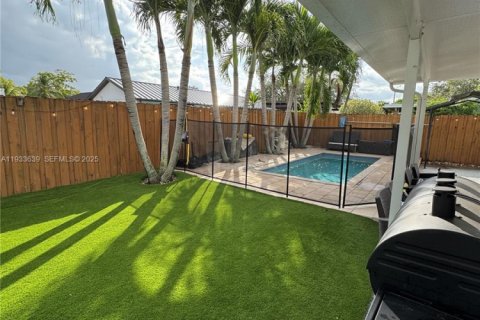 House in Miami, Florida 5 bedrooms, 188.78 sq.m. № 1991454 - photo 4