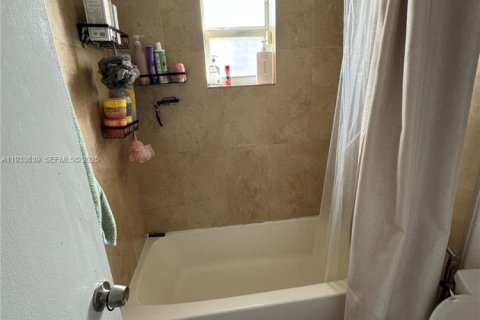 House in Miami, Florida 5 bedrooms, 188.78 sq.m. № 1991454 - photo 13