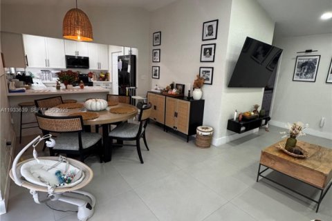 House in Miami, Florida 5 bedrooms, 188.78 sq.m. № 1991454 - photo 10