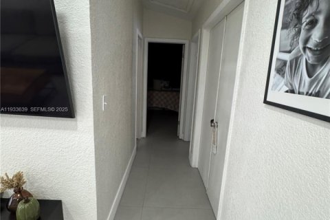 House in Miami, Florida 5 bedrooms, 188.78 sq.m. № 1991454 - photo 21