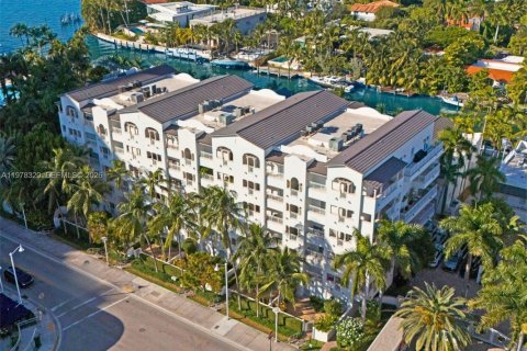 Townhouse in Miami Beach, Florida 3 bedrooms, 245.26 sq.m. № 2154845 - photo 2