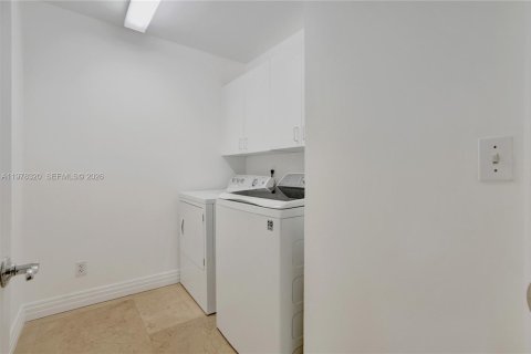 Townhouse in Miami Beach, Florida 3 bedrooms, 245.26 sq.m. № 2154845 - photo 25