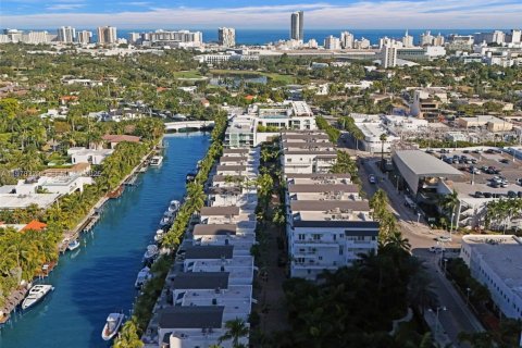 Townhouse in Miami Beach, Florida 3 bedrooms, 245.26 sq.m. № 2154845 - photo 3