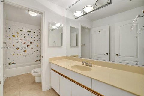 Townhouse in Miami Beach, Florida 3 bedrooms, 245.26 sq.m. № 2154845 - photo 26