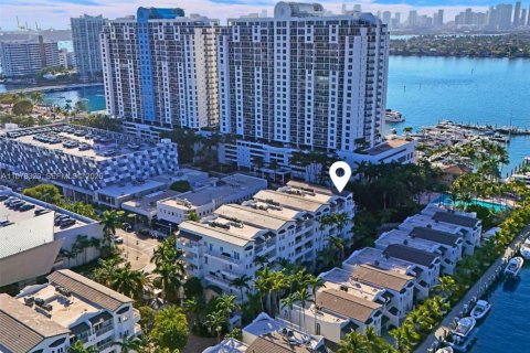 Townhouse in Miami Beach, Florida 3 bedrooms, 245.26 sq.m. № 2154845 - photo 1