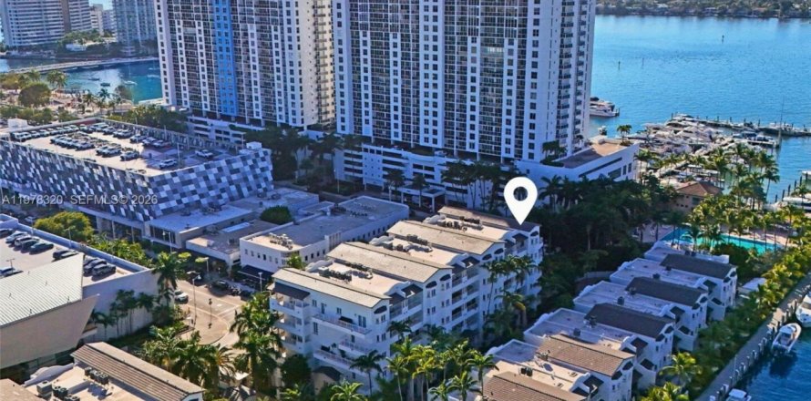 Townhouse in Miami Beach, Florida 3 bedrooms, 245.26 sq.m. № 2154845