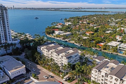 Townhouse in Miami Beach, Florida 3 bedrooms, 245.26 sq.m. № 2154845 - photo 4