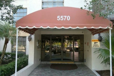 Condo in Lauderhill, Florida, 1 bedroom  № 2060803 - photo 3