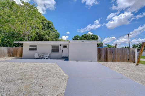 Casa en venta en Tampa, Florida, 3 dormitorios, 134.71 m2 № 2226283 - foto 1