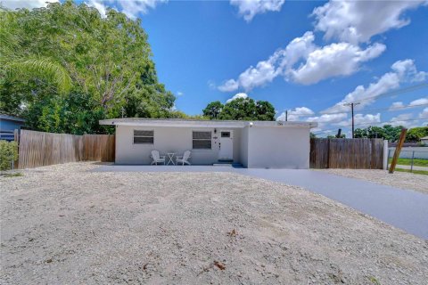 House in Tampa, Florida 3 bedrooms, 134.71 sq.m. № 2226283