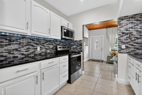 House in Homestead, Florida 4 bedrooms, 155.52 sq.m. № 2057615 - photo 25