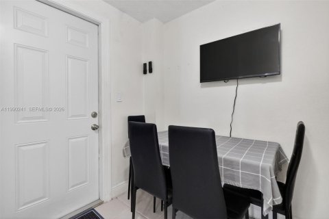 House in Homestead, Florida 4 bedrooms, 155.52 sq.m. № 2057615 - photo 26