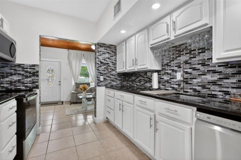 House in Homestead, Florida 4 bedrooms, 155.52 sq.m. № 2057615 - photo 24