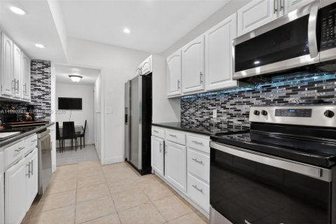 House in Homestead, Florida 4 bedrooms, 155.52 sq.m. № 2057615 - photo 23