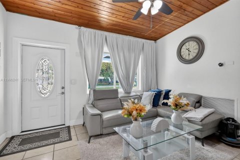 House in Homestead, Florida 4 bedrooms, 155.52 sq.m. № 2057615 - photo 20