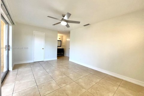 Townhouse in Miami, Florida 3 bedrooms, 161.37 sq.m. № 2030886 - photo 12