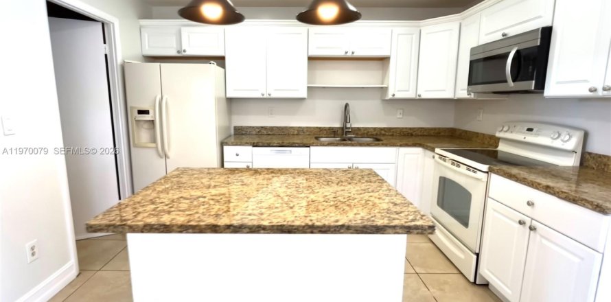 Townhouse in Miami, Florida 3 bedrooms, 161.37 sq.m. № 2030886