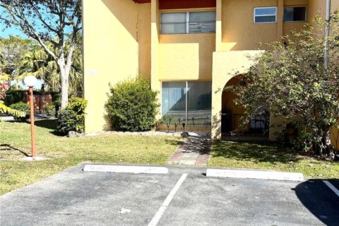Townhouse in Miami, Florida 3 bedrooms, 161.37 sq.m. № 2030886 - photo 20
