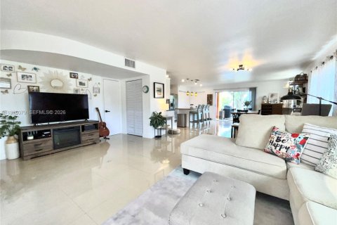 Townhouse in Miami, Florida 3 bedrooms, 161.37 sq.m. № 2030886 - photo 18