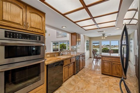 House in Tampa, Florida 4 bedrooms, 302.77 sq.m. № 2215806 - photo 29