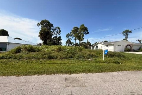 House in Port St. Lucie, Florida 4 bedrooms, 194.72 sq.m. № 2078153 - photo 2