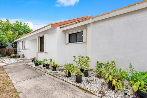 House in North Lauderdale, Florida 3 bedrooms, 126.16 sq.m. № 2013392 - photo 2