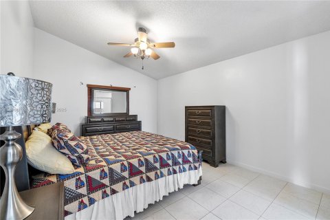 House in North Lauderdale, Florida 3 bedrooms, 126.16 sq.m. № 2013392 - photo 5